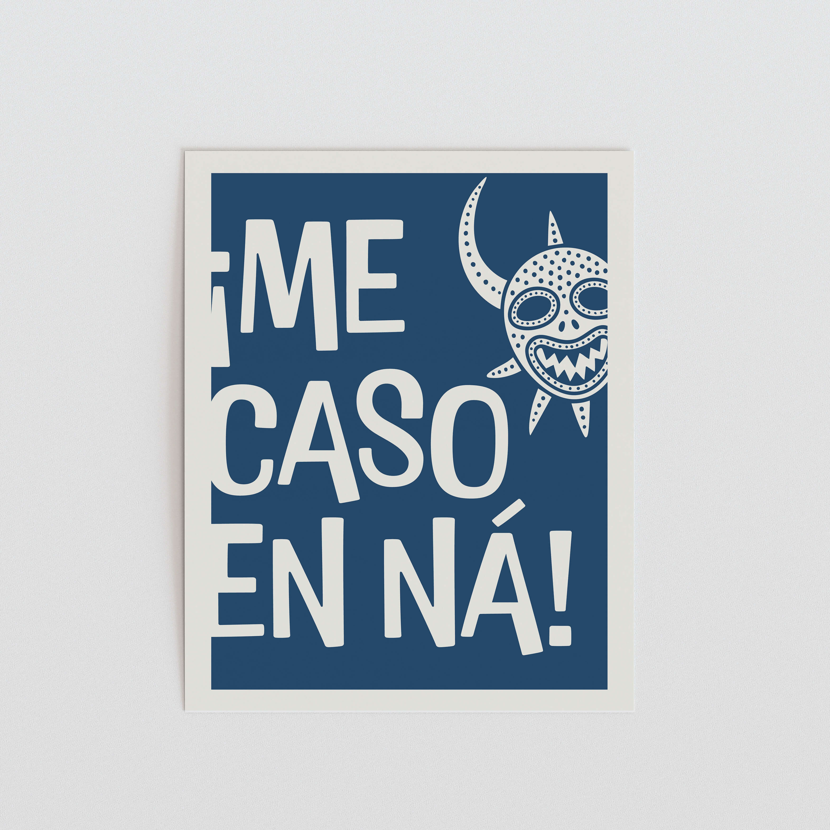 a graphic design with a blue background and white text. The text appears to be in Spanish and reads "¡ME CASO EN NA!" The design features a stylized, abstract character or symbol, which is not described as a person, animal, or object.