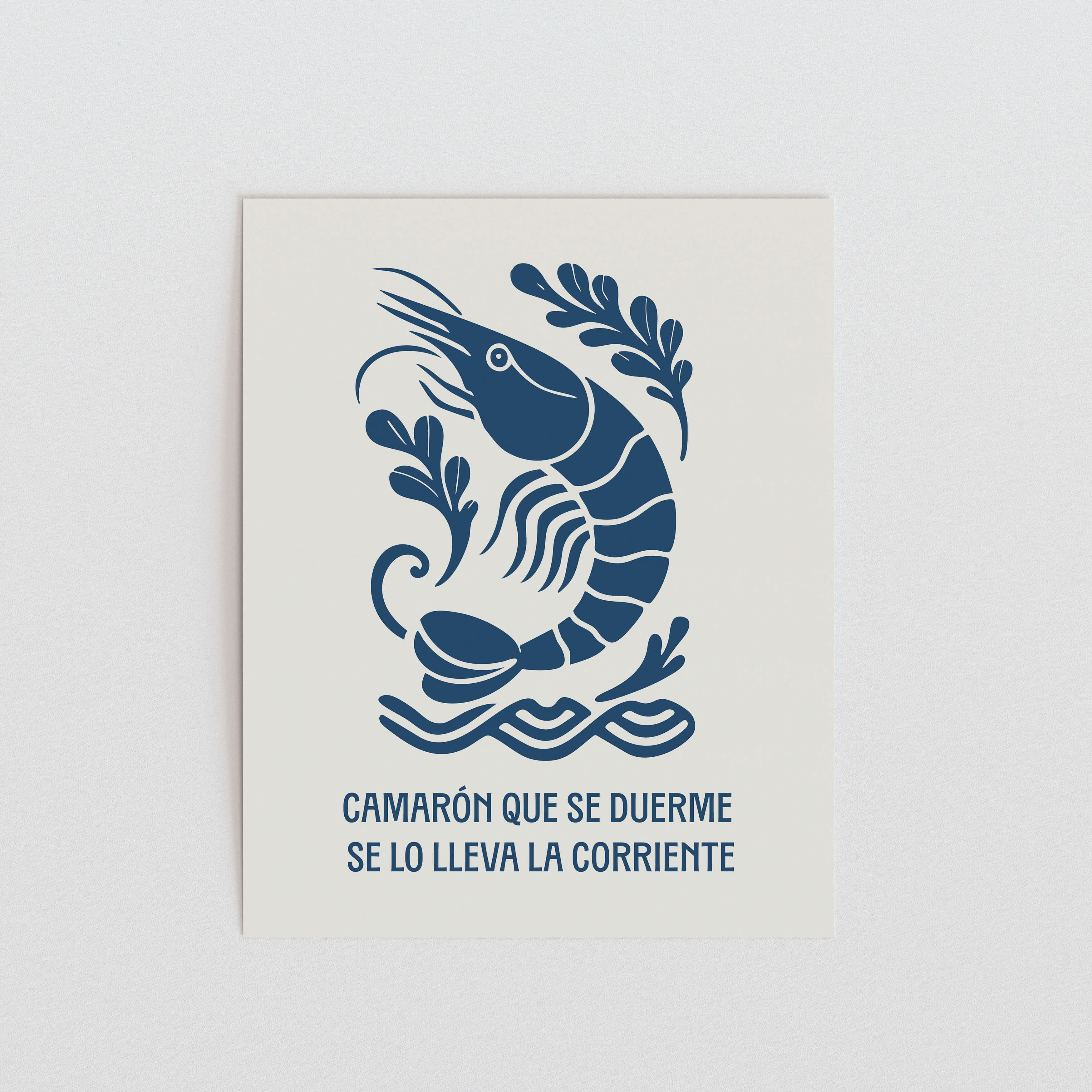 a stylized illustration of a shrimp with decorative elements, accompanied by the Spanish phrase "CAMARÓN QUE SE DUERME SE LO LLEVA LA CORRIENTE" (Shrimp is not dead, it's not dead yet, it's not dead yet, it's not dead yet, it's not dead yet).